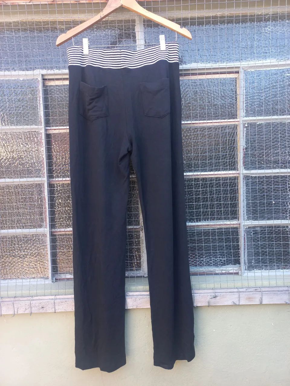 Calça de Moletom Preta com Detalhe em Branco - Foto 3