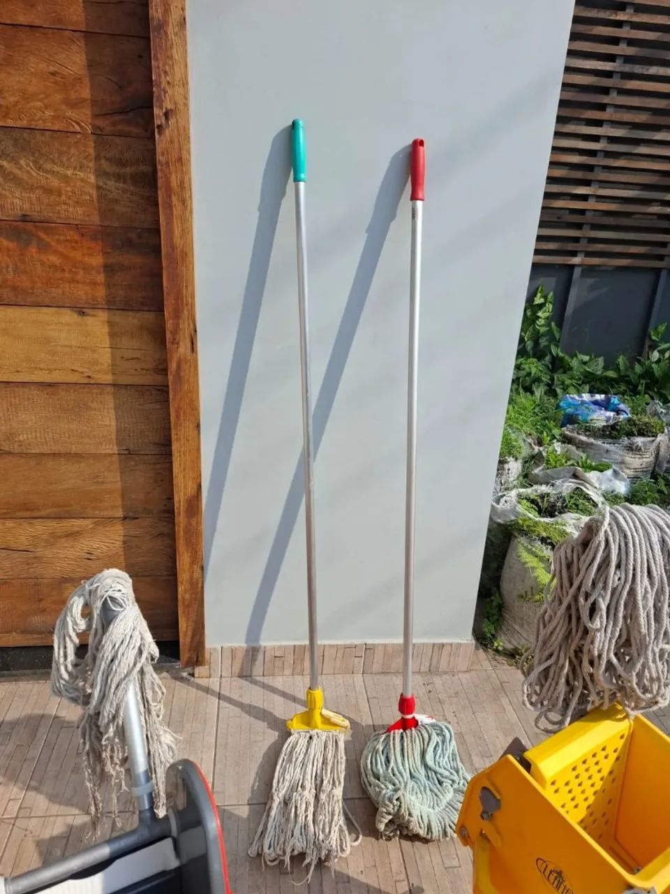 2 kits com carrinhos de limpeza com espremedor  - Foto 5