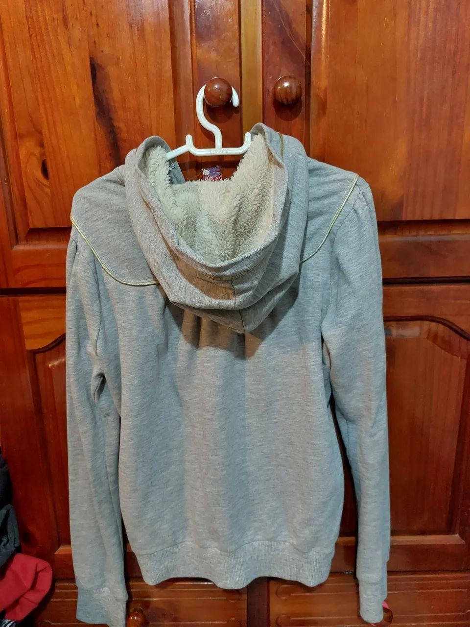 Casaco de Moletom Cinza com Detalhes Dourados - Foto 2