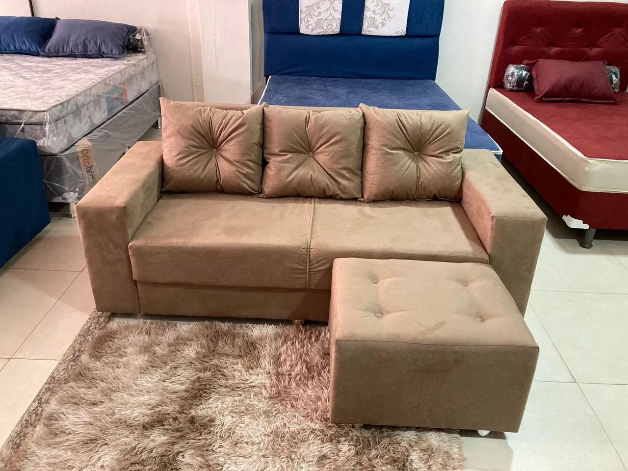 Sofá Rosa - 3 lugares. Ganhei o puff grande de brinde - Foto 2