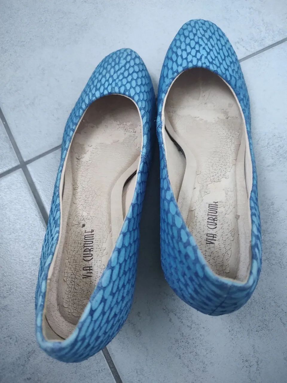 Sapatos de salto azul com textura - Foto 5