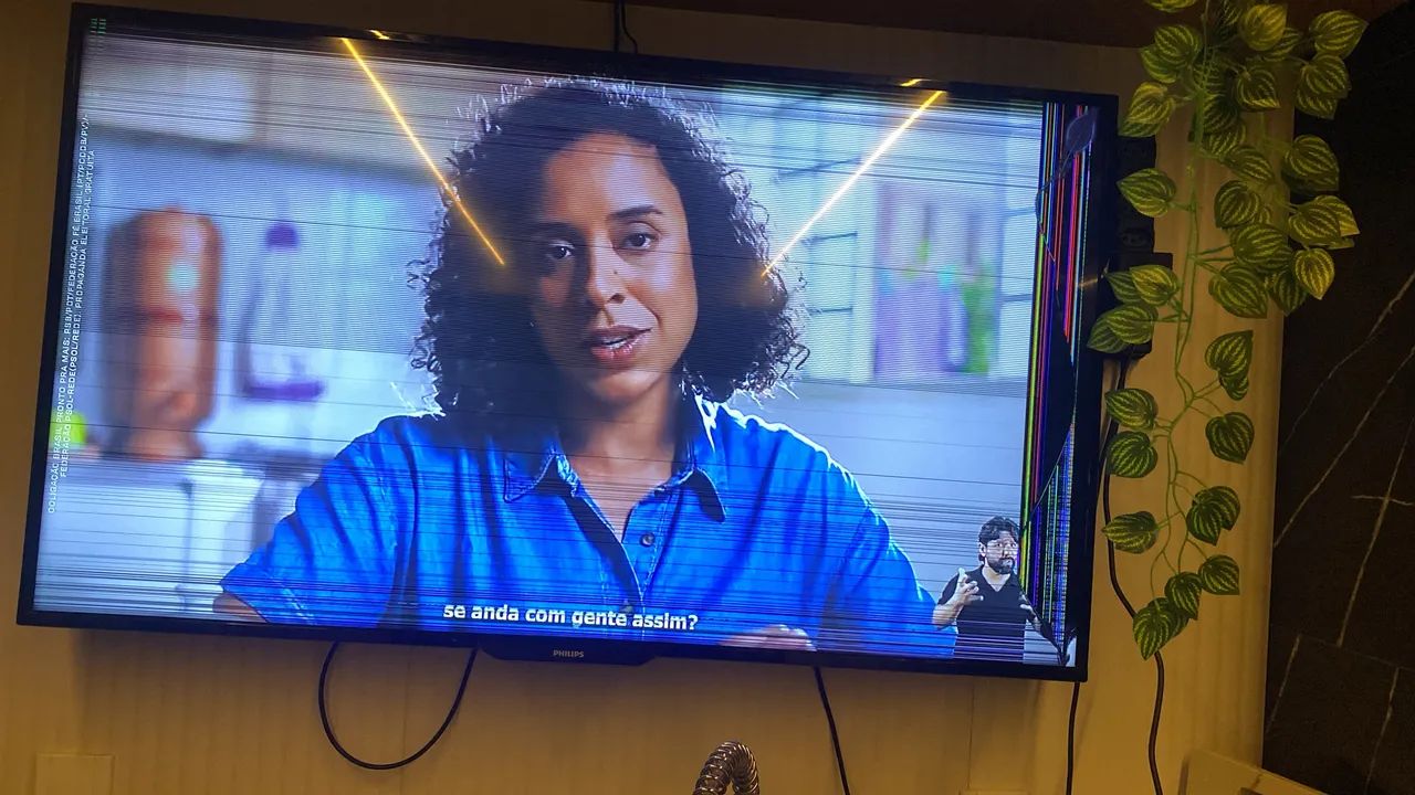 TV Philips 48" 48PFG5000/78 - tela quebrada 