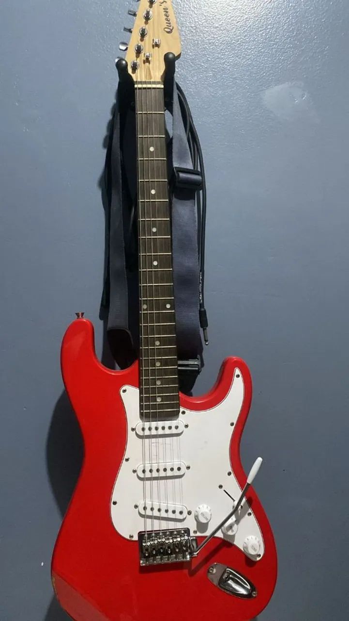 Guitarra Stratocaster, correia e cabo