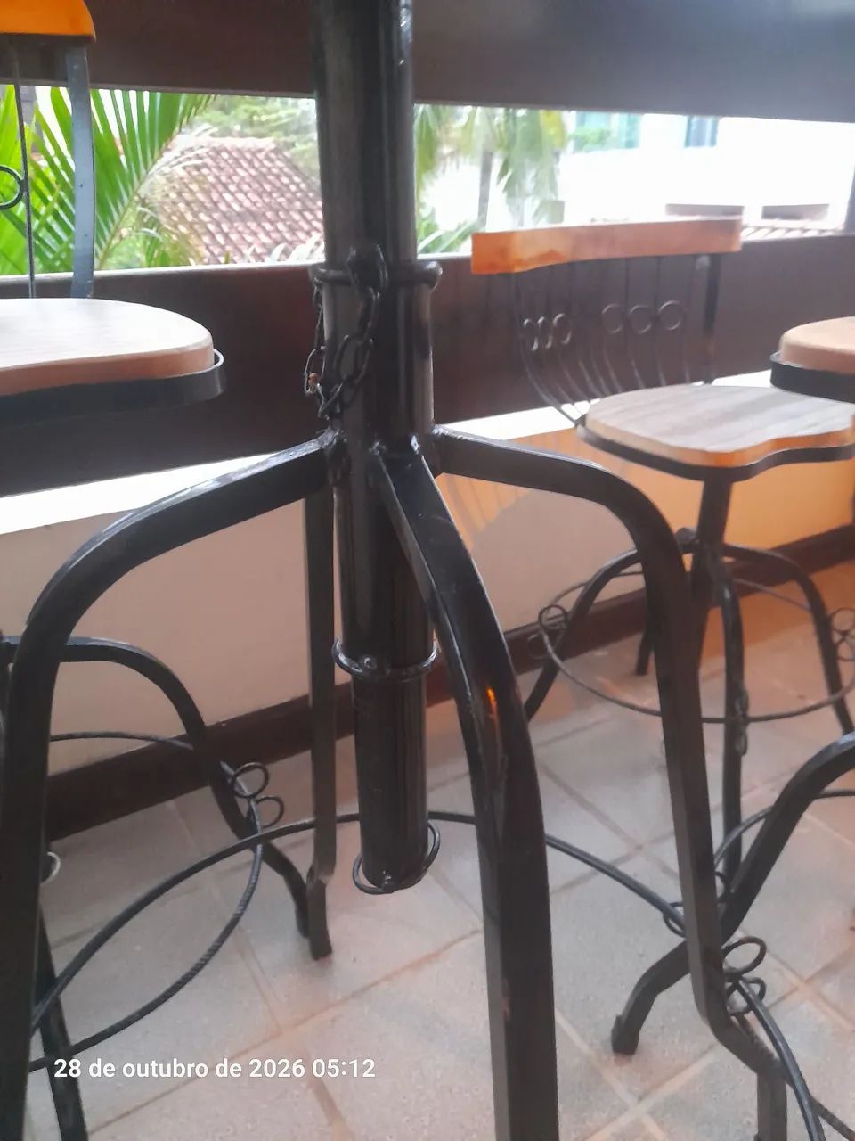 Mesa com  4 cadeiras e banqueta de bebidas - Foto 4
