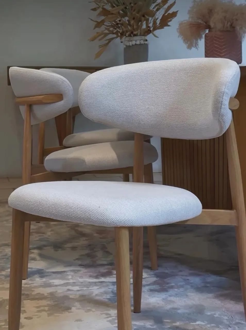 Cadeira Lucy - Design Moderno, Leveza e Durabilidade