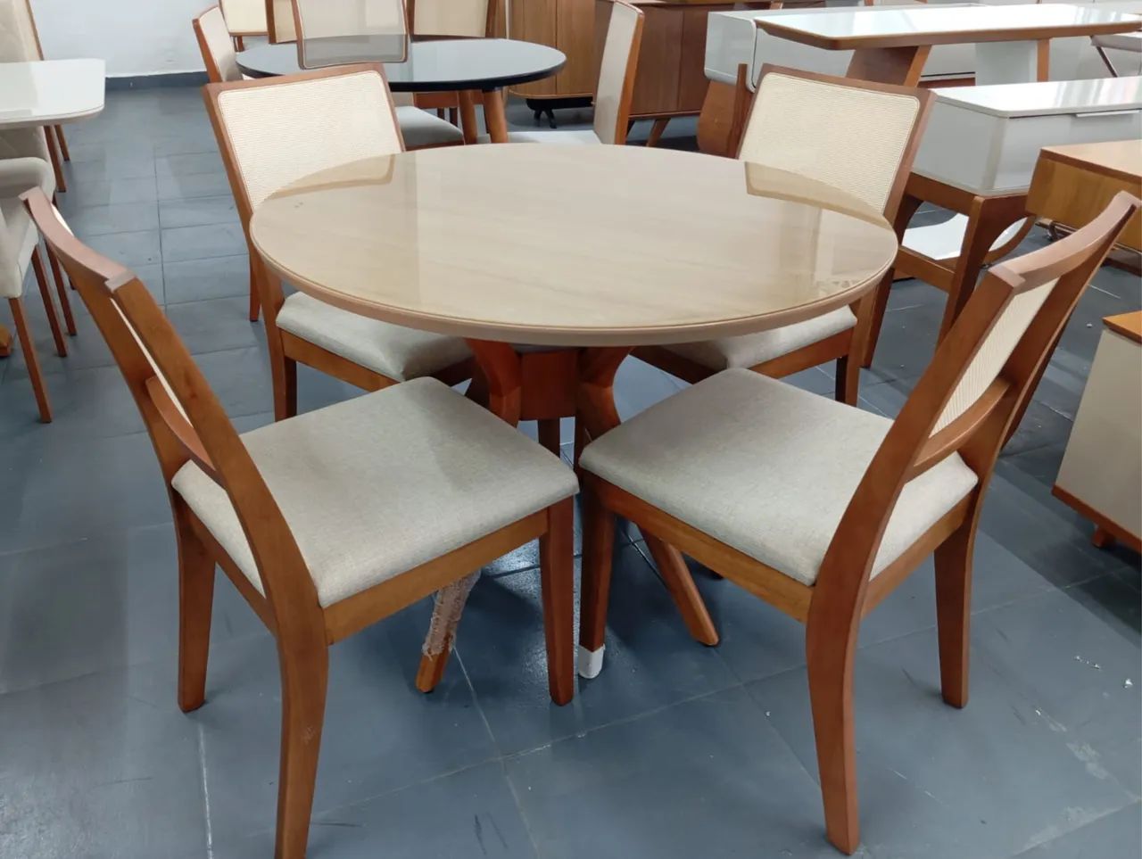 Mesa resistente de madeira 
