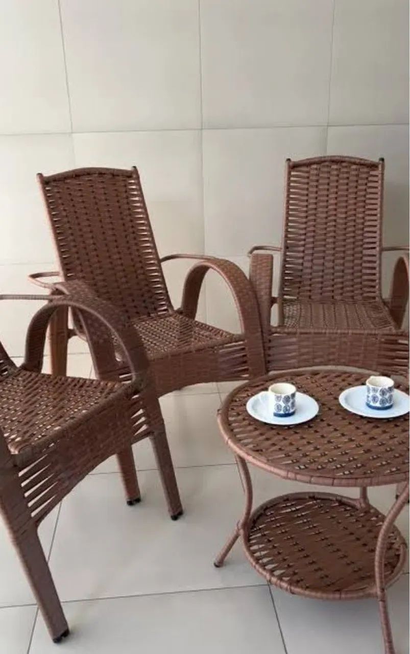 4 cadeiras e uma mesinha, barato p vender logo