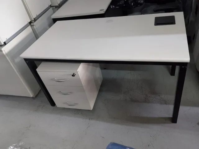 Mesa Com Gaveteiro Com Pé Preto - Para Ambiente De Escritório  - Foto 4