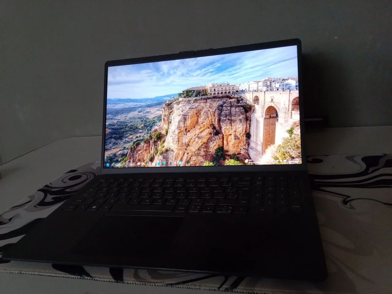 Notebook Dell inspiron 15 com carregador, suporte de notebook e mouse de brinde 