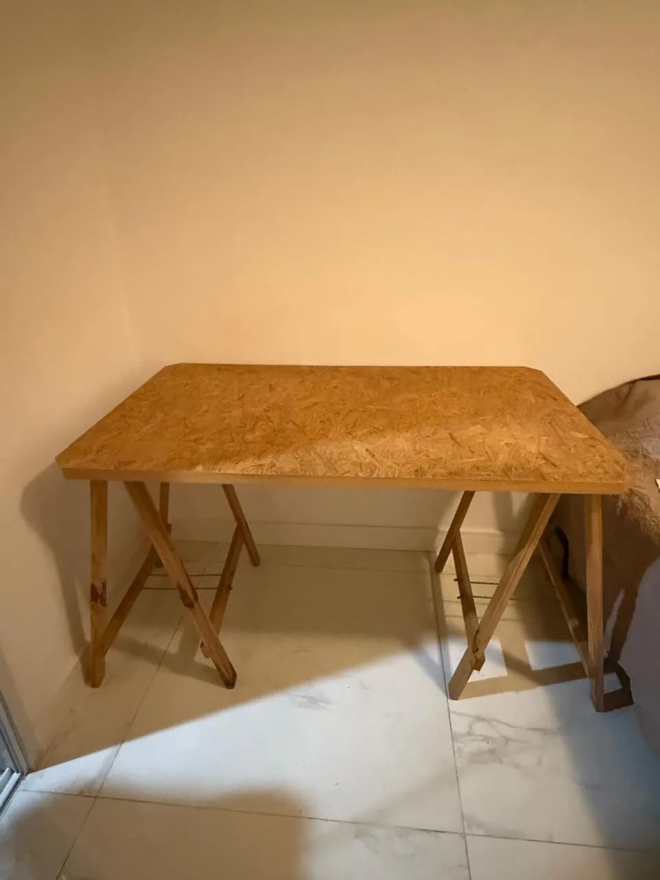 Mesa de madeira estilo cavalete - resistente e funcional