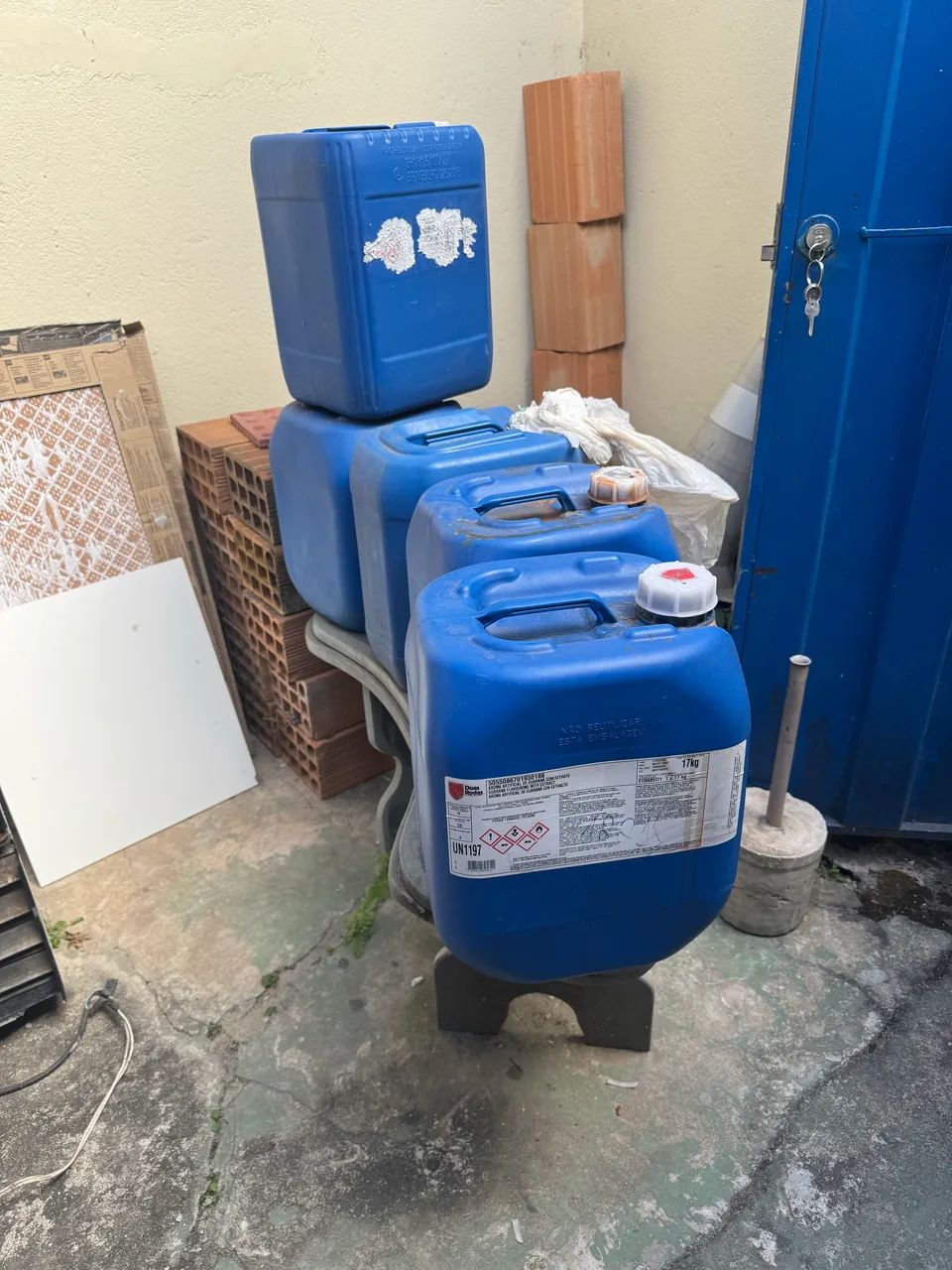 Vendo 5 galões altamente resistentes - capacidade 17kg cada  - Foto 2