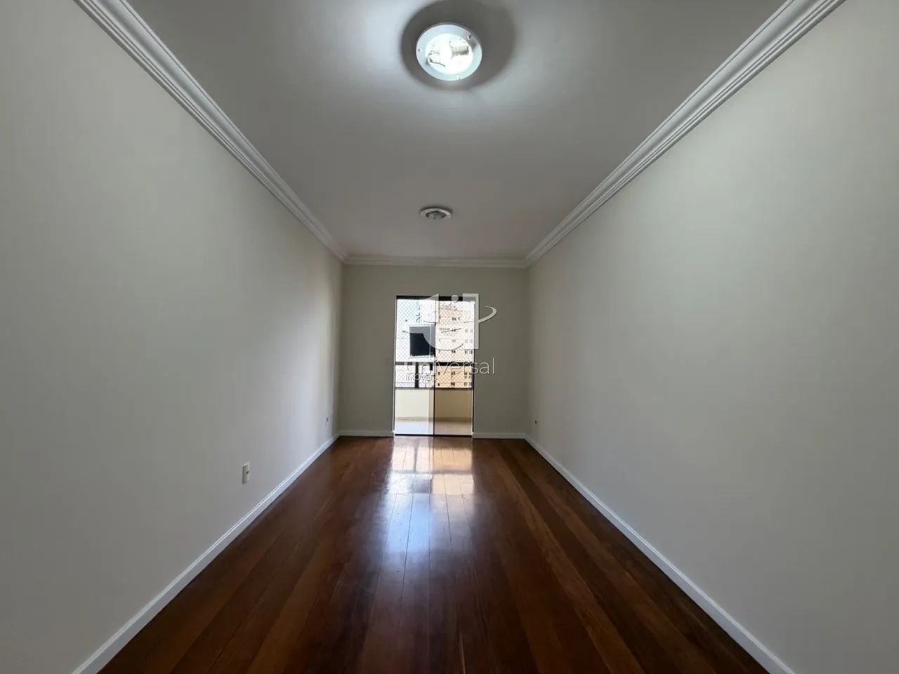 Apartamento de 2 quartos com suíte, sacada e 2 vagas no Centro. - Foto 2