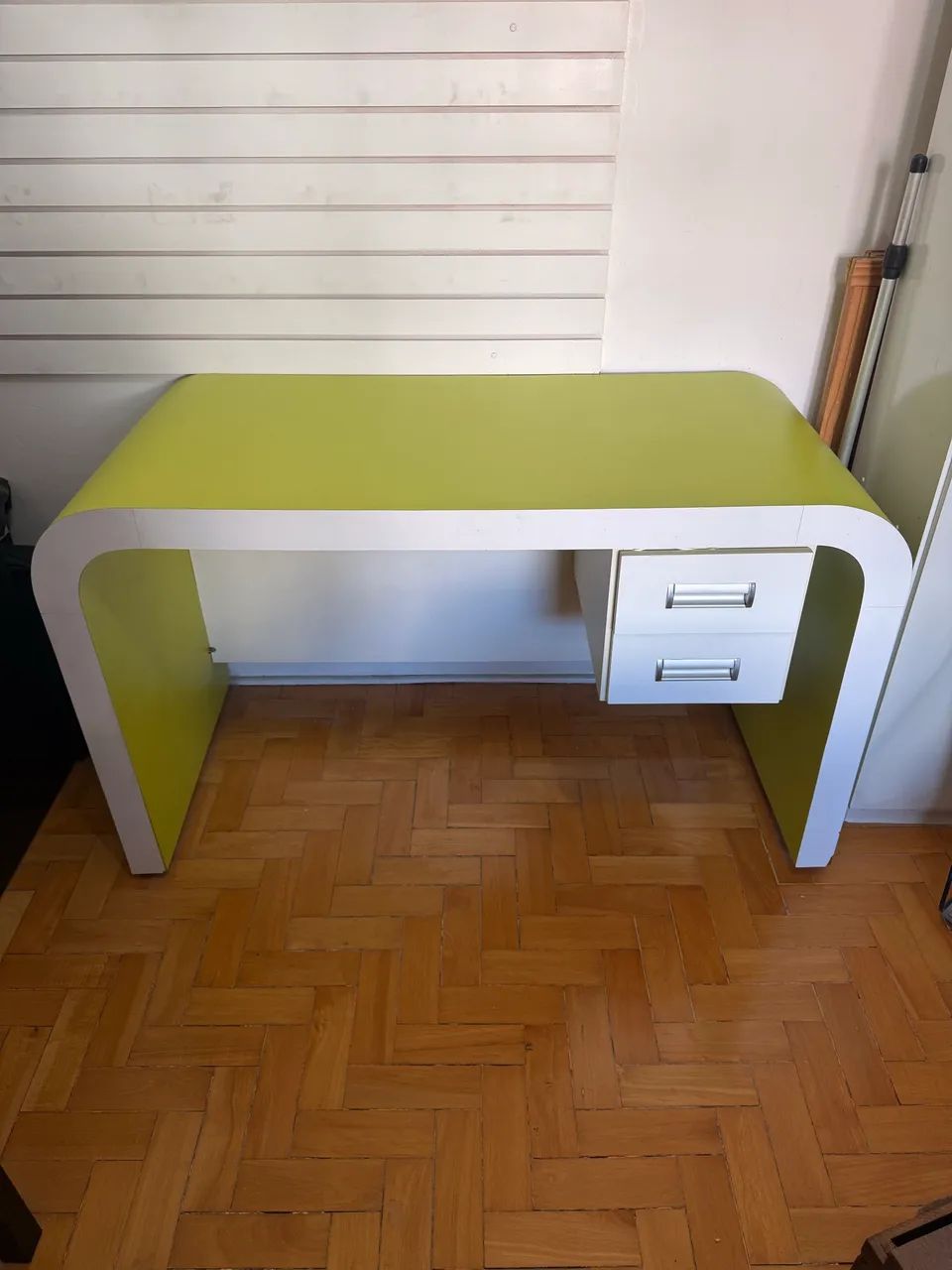 Escrivaninha com Design Moderno em Verde e Branco