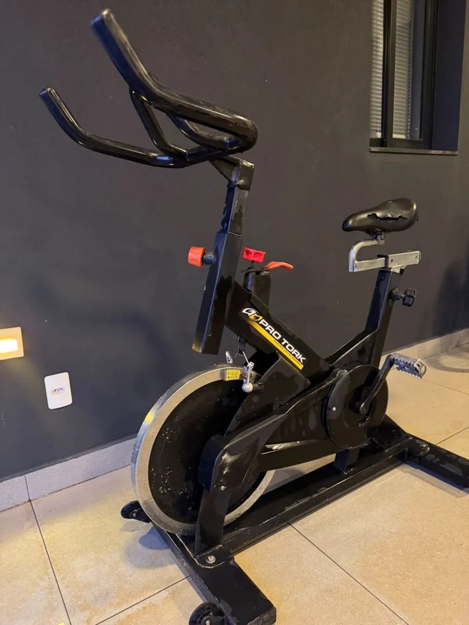 Bicicleta ergométrica academia 