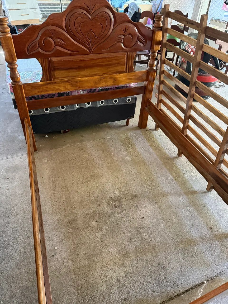 Cama casal de madeira com colchão 