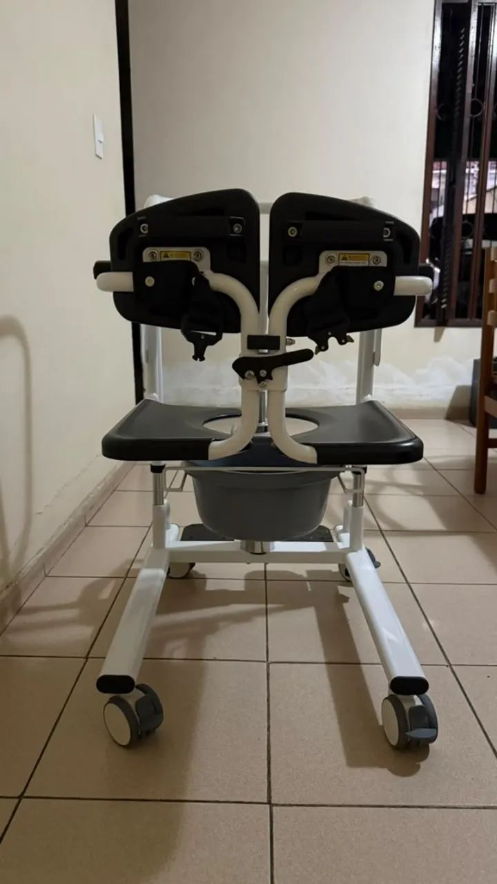  Cadeira de Transferência Higiênica / Elevação Hidráulica / Sanitária / 130kg - Foto 2