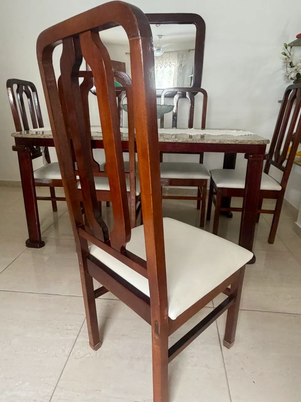 Mesa de granito com 6 cadeiras, mesa e cadeiras de madeira. - Foto 2