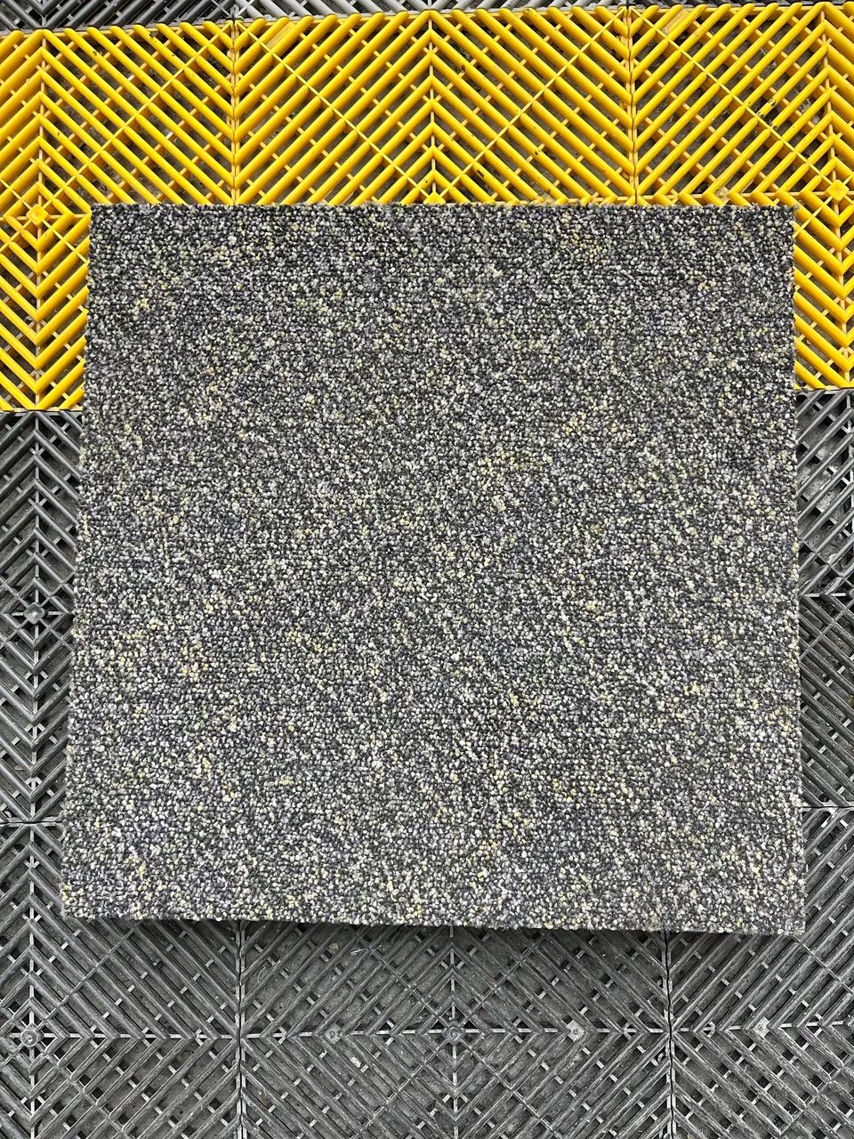 Piso elevado termoplástico com carpete 45x45