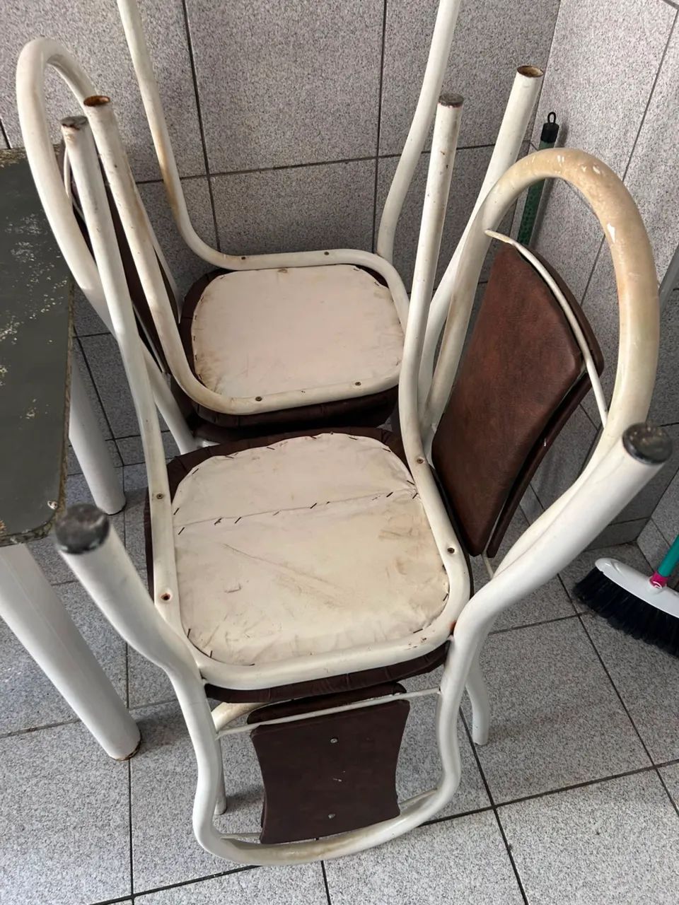 Mesa com tampo de mármore, 4 cadeiras, em BOM estado - Foto 2