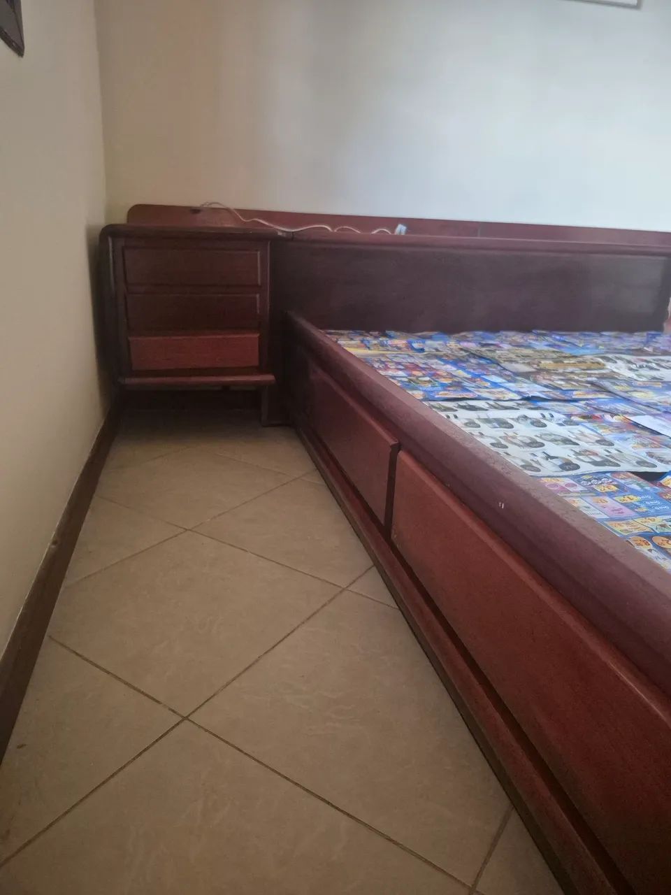 Cama casal com mesinhas de cabeceira - Foto 3