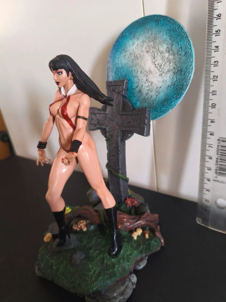 Diorama Action Figure - Vampirella - Moore Creations - Foto 2