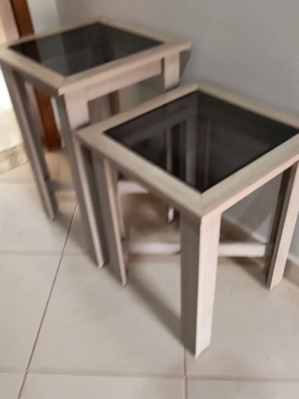 Conjunto de mesas laterais. - Foto 4