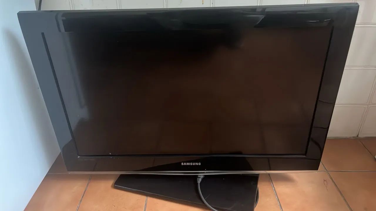 Smart/LCD TV Samsung de 32 polegadas, modelo LN32B530P2M.