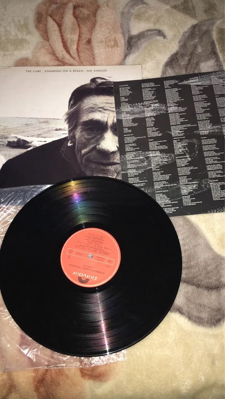 LP vinil  The Cure.    STANDING ON A SEACH  THE SINGLES  - Foto 4