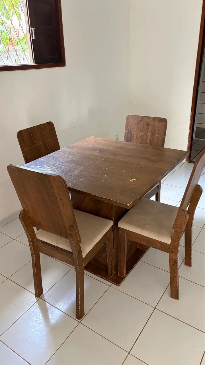 Mesa com 4 cadeiras 