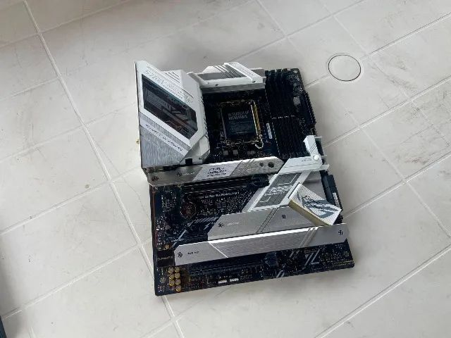 Placa mãe ASUS ROG STRIX Z690-A GAMING WIFI DDR5 (USADA) - Foto 2