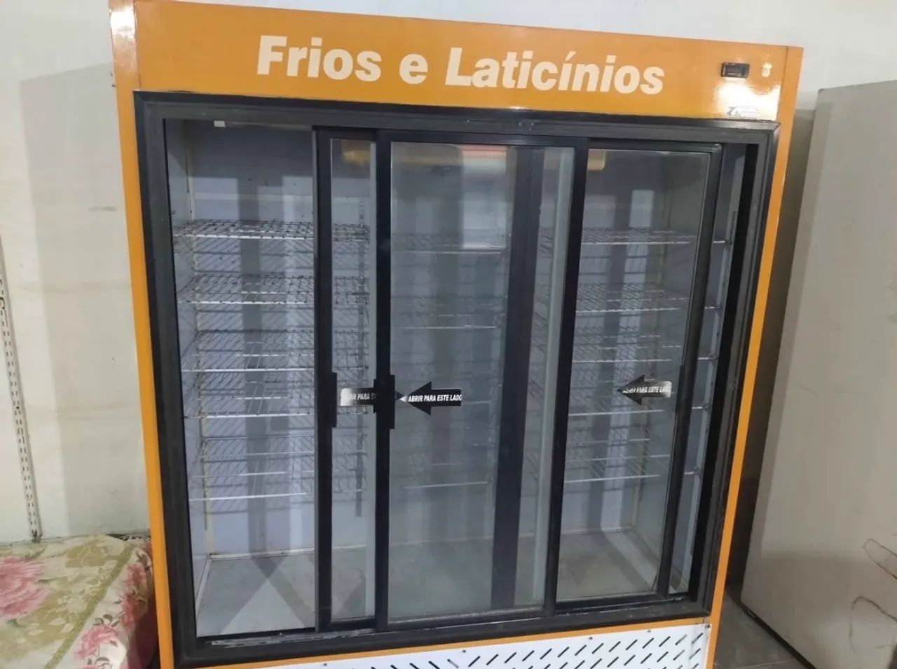 EXPOSITOR DE UM UM BEBIDAS E LATICÍNIOS