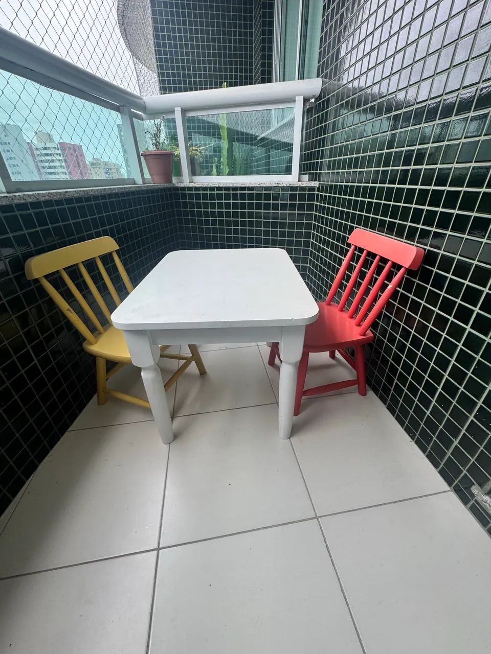 mesa infantil e duas cadeiras  - Foto 2