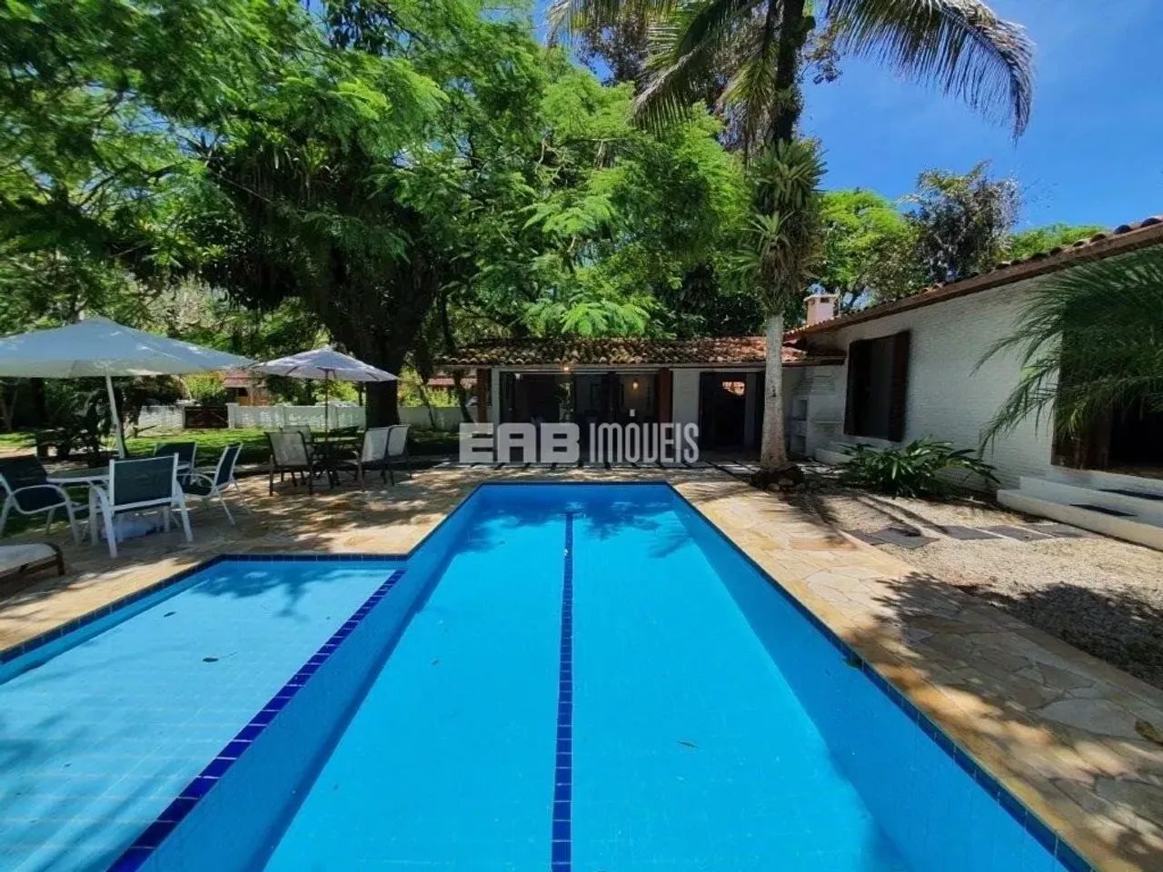 Casa com 5 dormitórios, piscina e extenso gramado em Itamambuca
