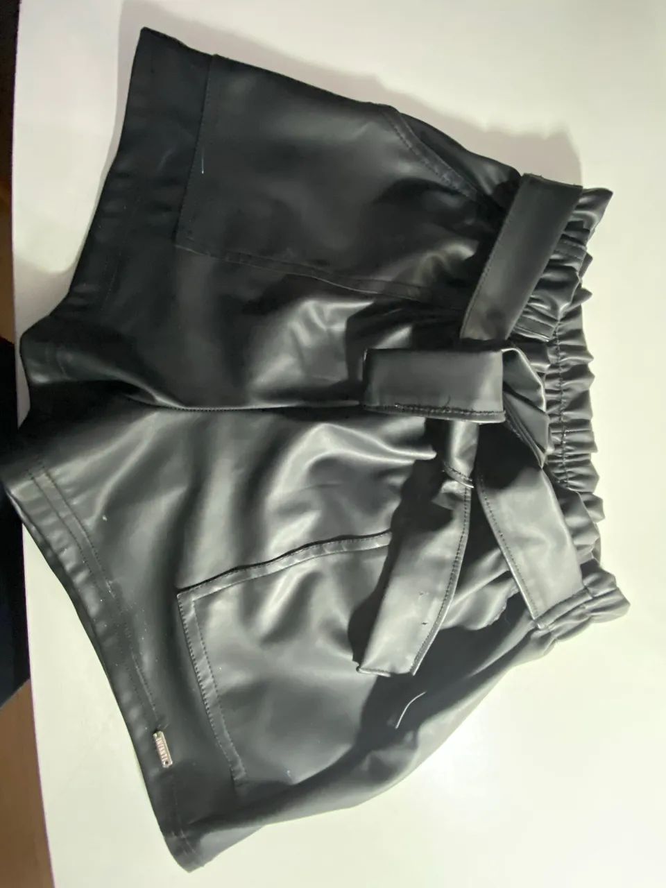 Short preto de couro 