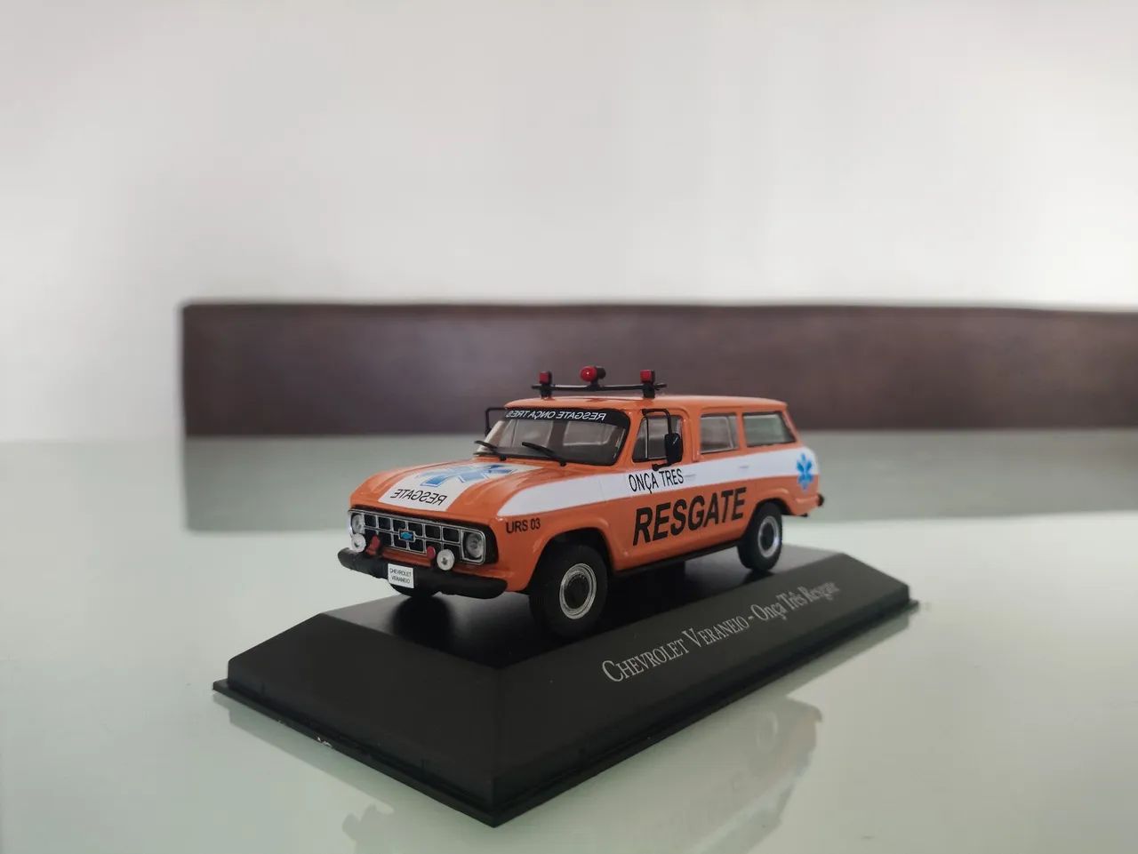 Miniatura Chevrolet Veraneio - Onça Três Resgate 1/43 - Foto 2