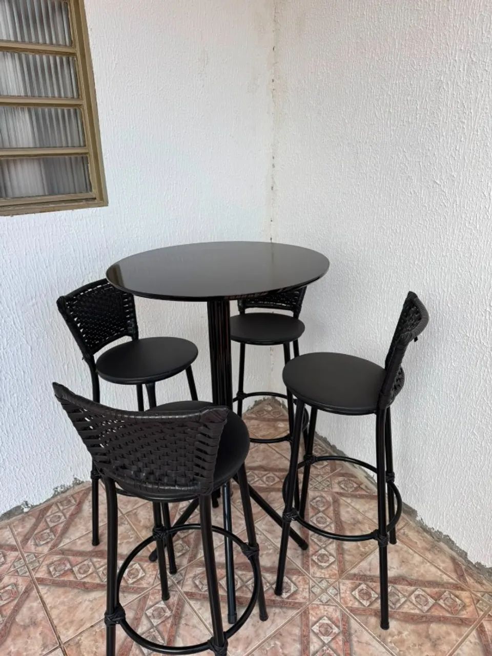 Bistrô com 4 banquetas altas de junco