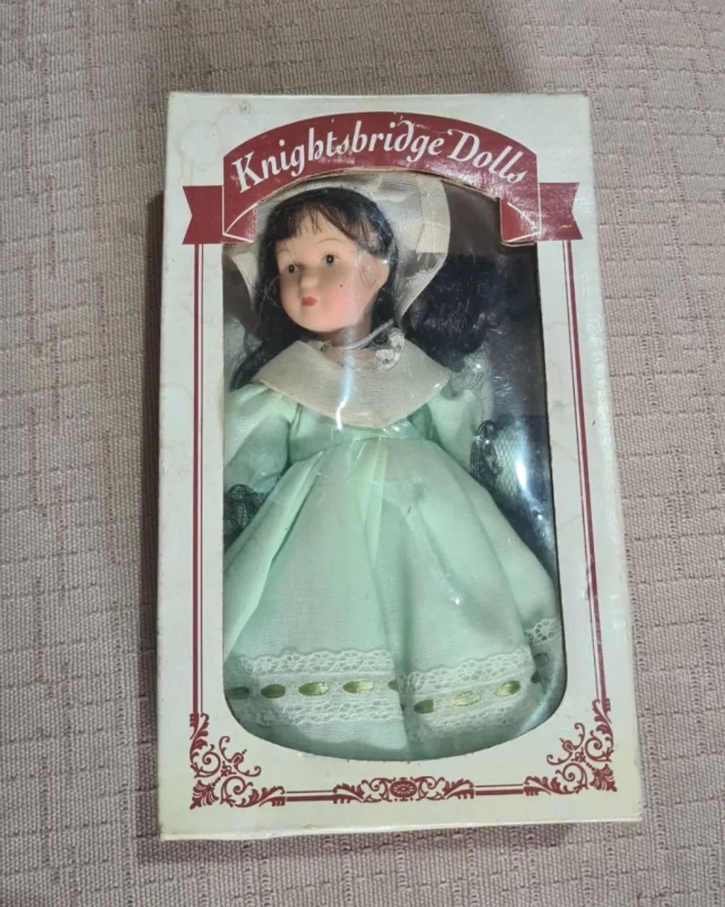 Boneca colecionável de porcelana da marca Knightsbridge Dolls
