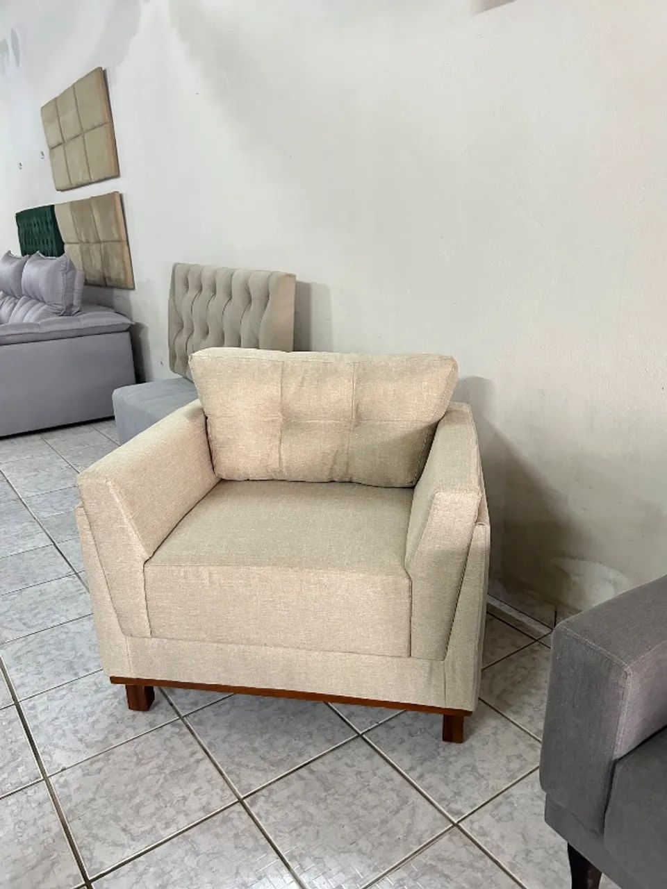 Poltrona com base rústica, tecido linho bege claro