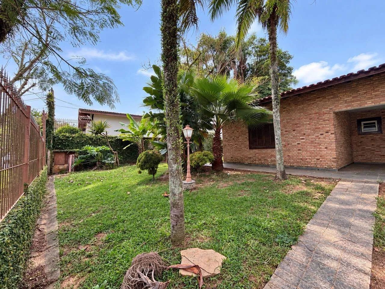 Casa térrea para locação no Centro de Guararema | 3 quartos e 2 suítes - Foto 2