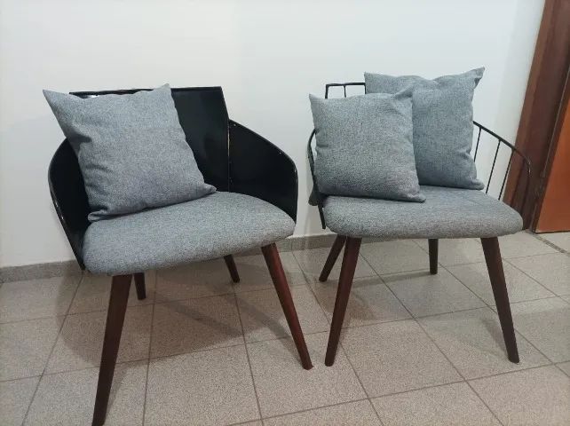 Duas poltronas com 3 almofadas - Reformadas recentemente  - Foto 3