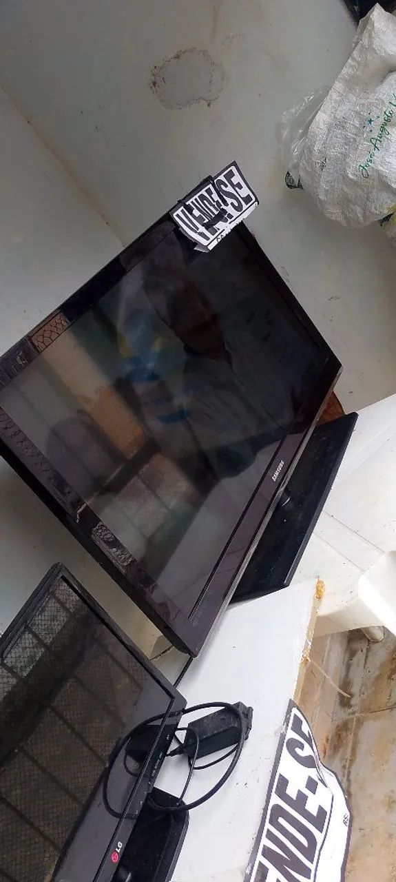 Televisor LCD ou Plasma de gerac?ão anterior com acabamento