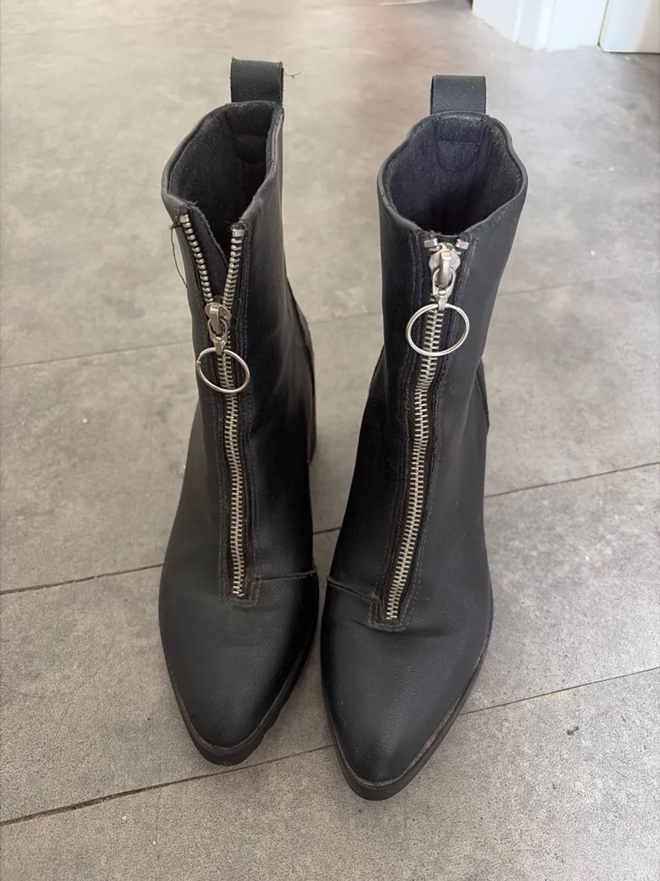 Bota cano médio com zíper 