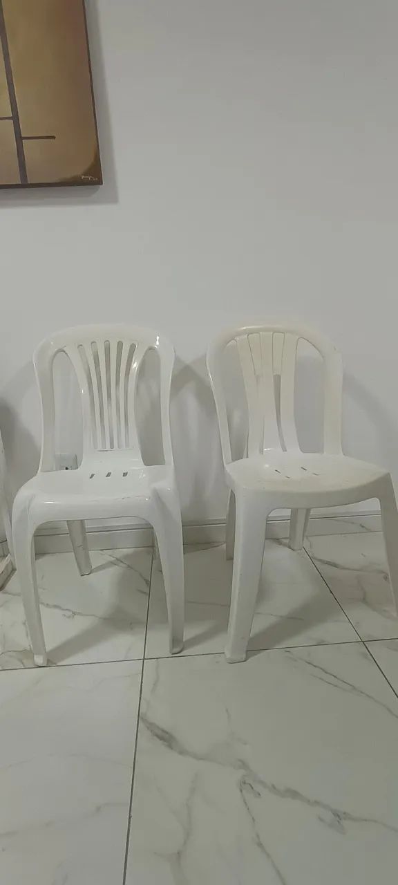 Cadeiras + banco plásticos