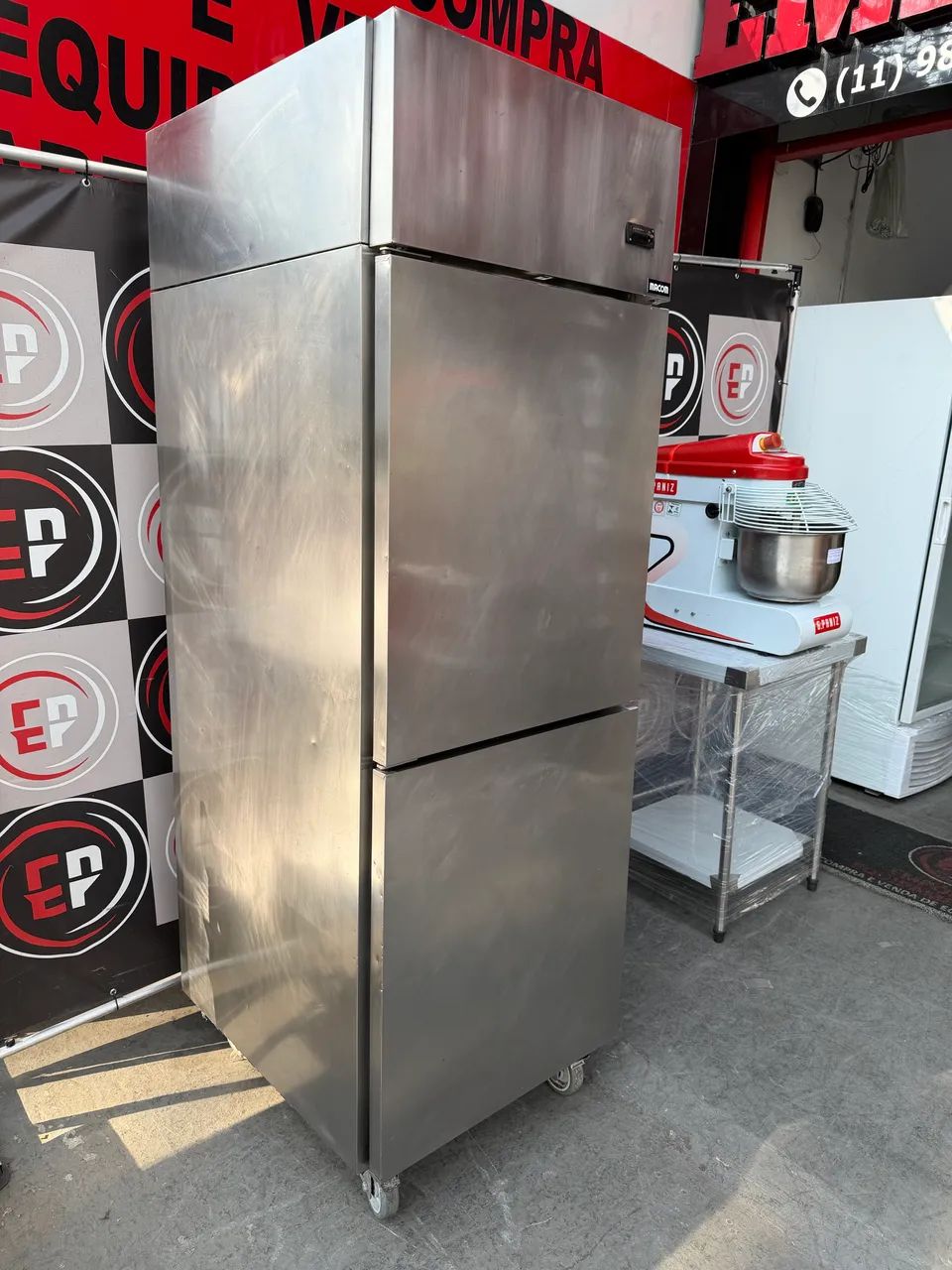 VENDO UMA GELADEIRA VERTICAL 2 PORTAS MACOM SEMI NOVA - Foto 2