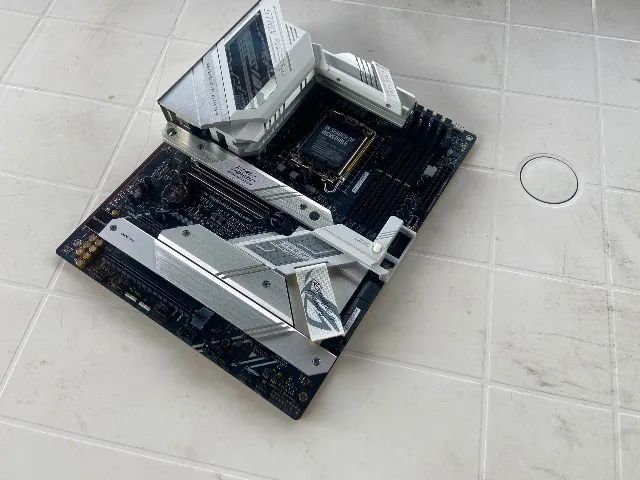 Placa mãe ASUS ROG STRIX Z690-A GAMING WIFI DDR5 (USADA) - Foto 3