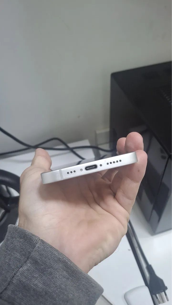 iPhone 16e