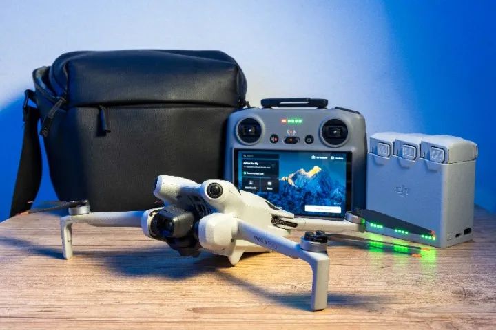 DJI Mini 4 Pro kit Fly More, controle com tela