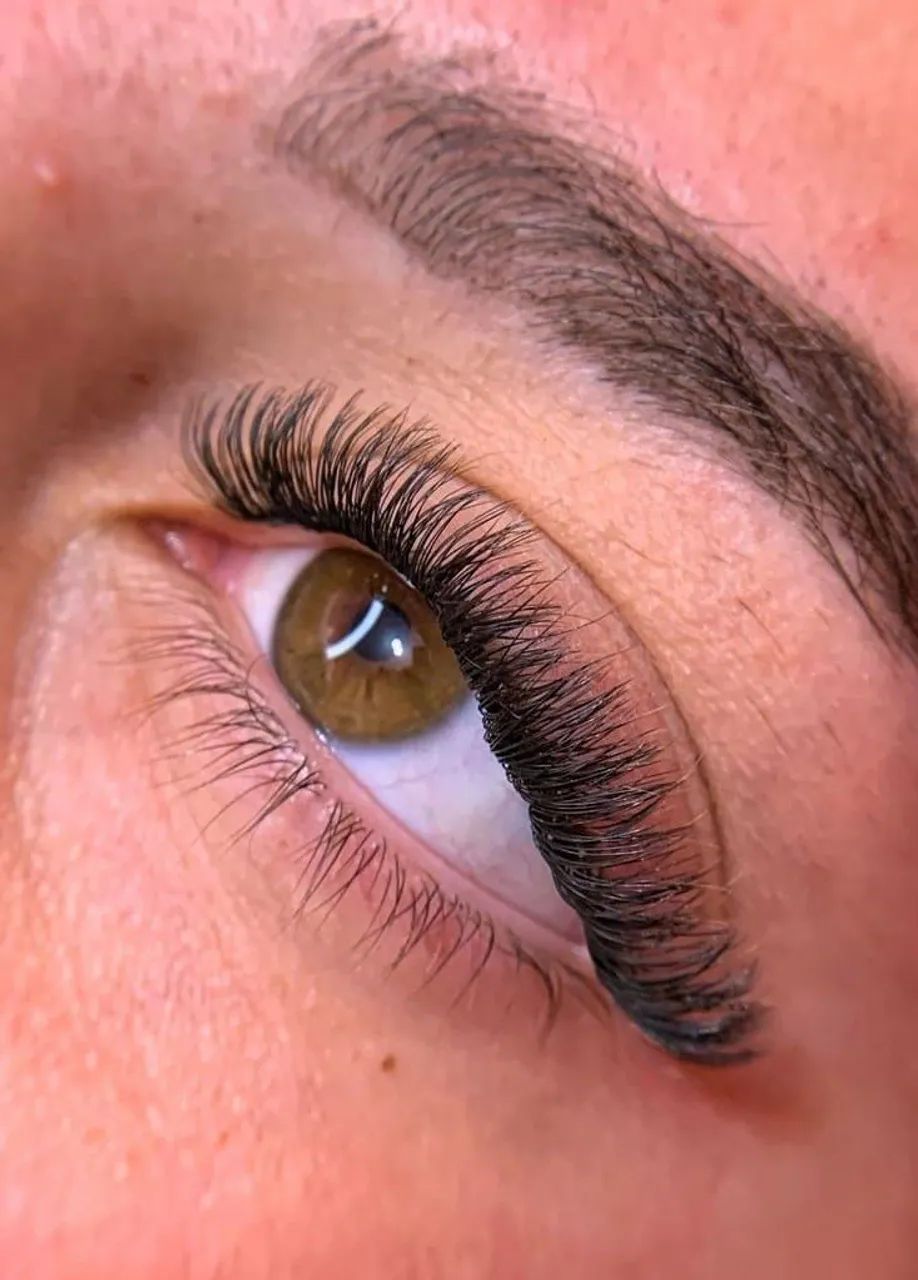 Cílios e unha de gel 