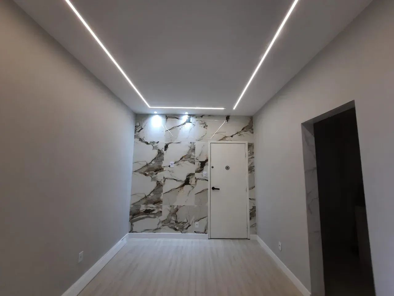 Apto de 2 quartos todo reformado, próximo antigo Cimento Branco. - Foto 2
