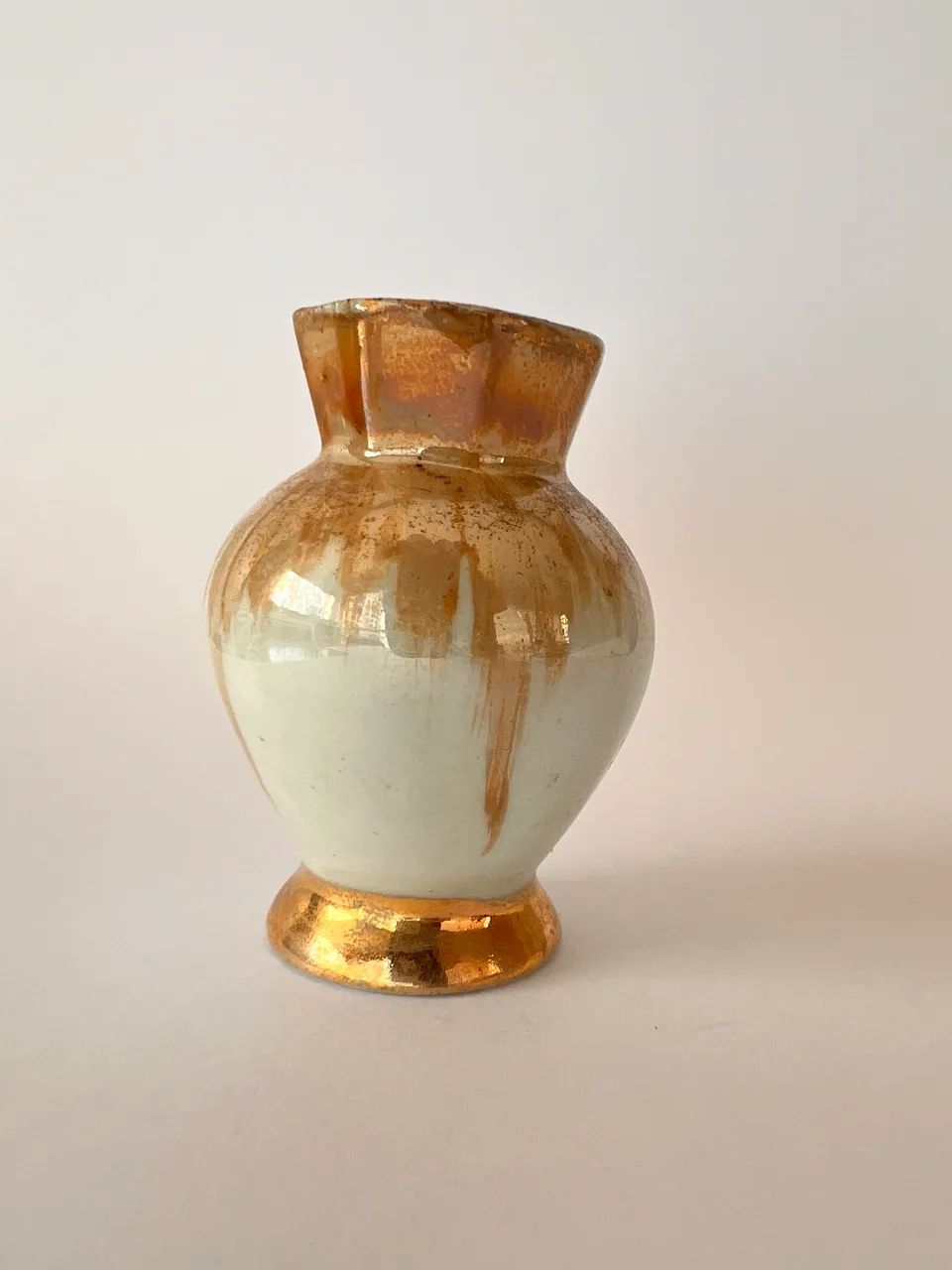 Mini Vaso em Porcelana Branca com Dourado Flamejado